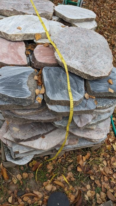 Kamień polny cięty na ścieżkę w ogrodzie podjazd alternatywa kostki