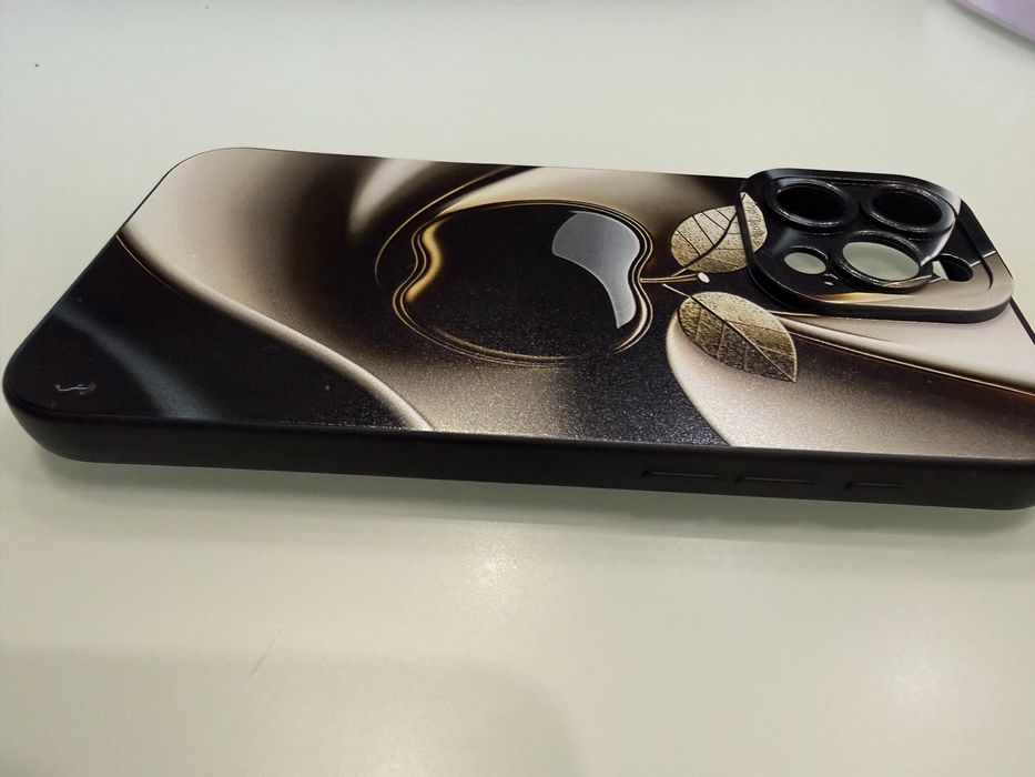 Продам чехол на iphone 16 pro max