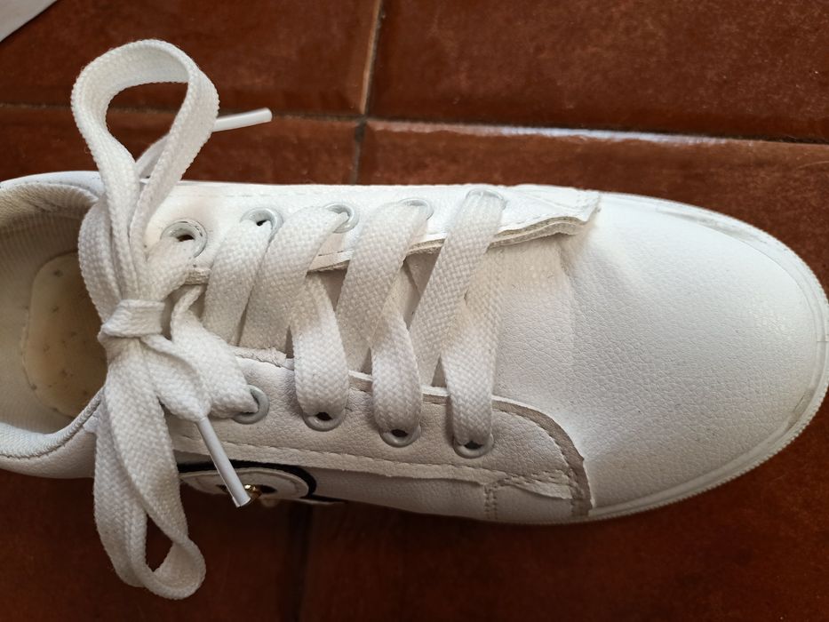 Sapatilhas brancas de mulher