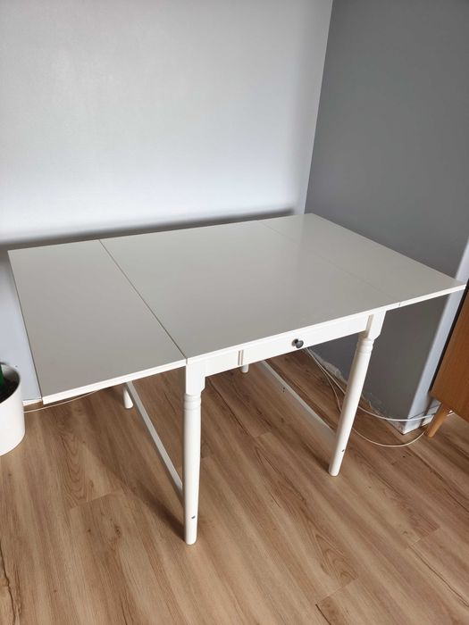 Mesa novo como poucos dias de uso com 2 cadeiras preço negociável