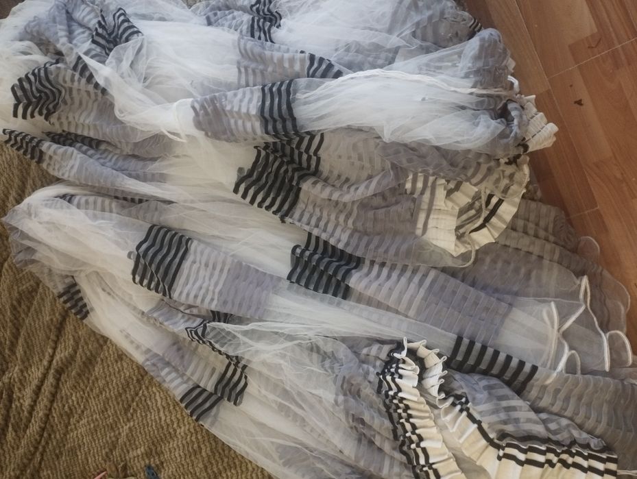 Тюлі на 2 вікна із сірими полосками