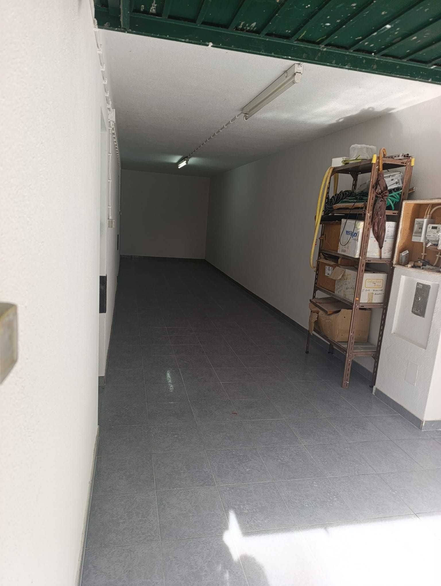 Aluga-se Garagem/Armazém - Paço de Arcos
