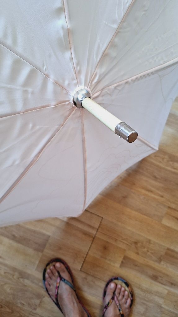 Parasol w kolorze beżyku, na kiju Chloé