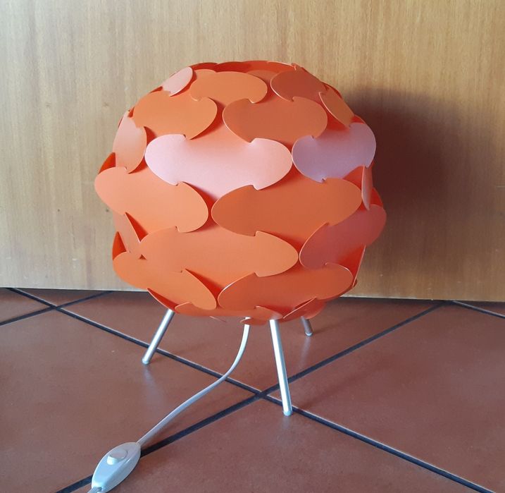 Candeeiro de mesa cor laranja