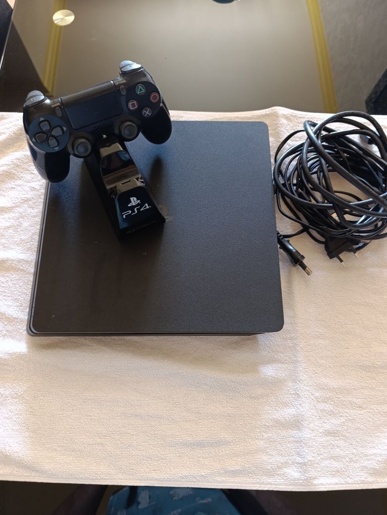 PS4 1 TB slim semi nova com todos os cabos e base