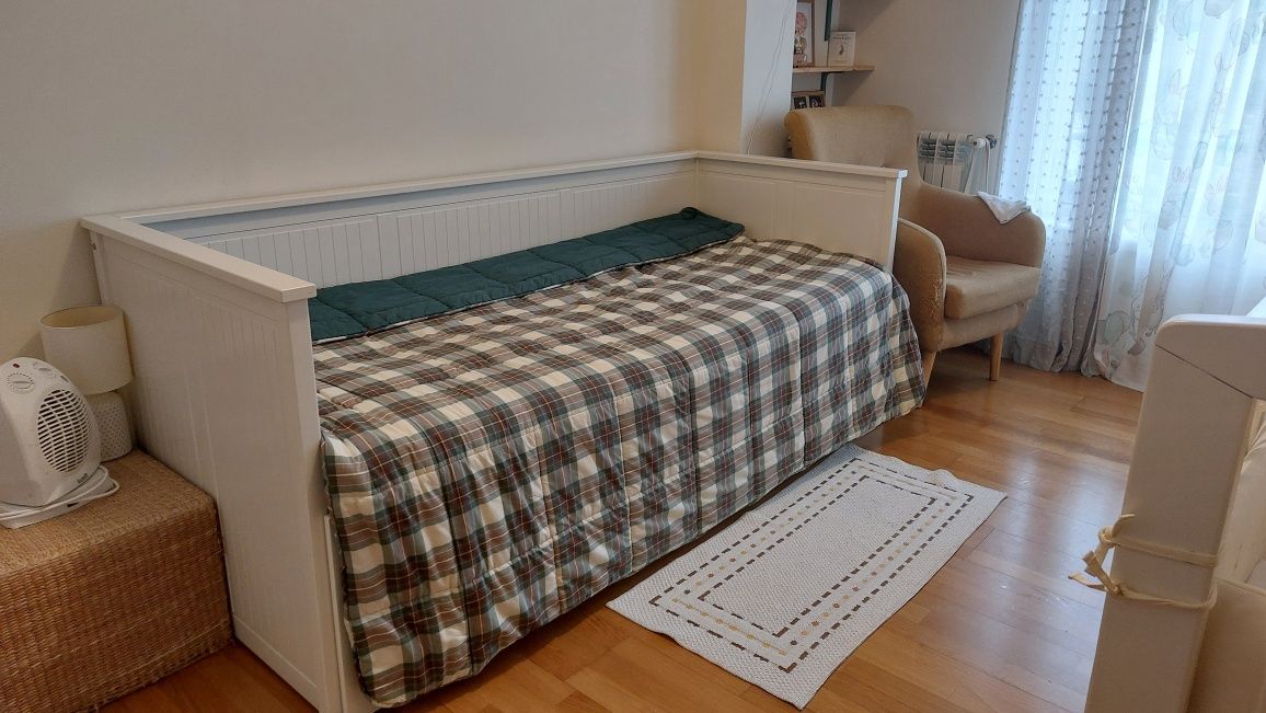 Vendo cama HEMNES + 2 colchões 
Cama indiv/dupla c/3 gav/2 colchões,