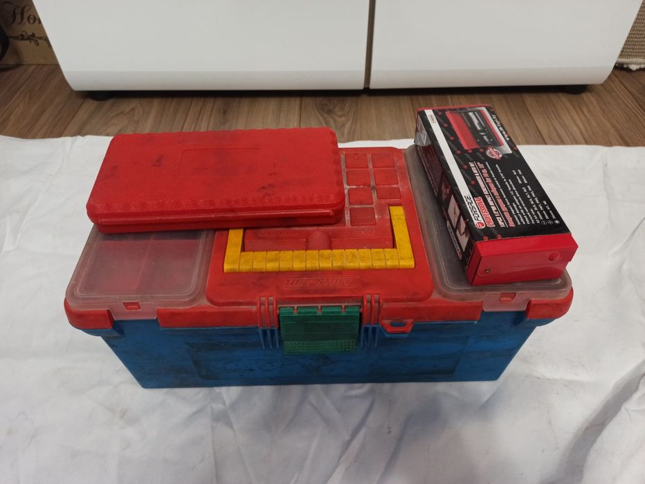 Skrzynka z narzędziami Klucze płaskie nasadowe śrubokręt udarowy