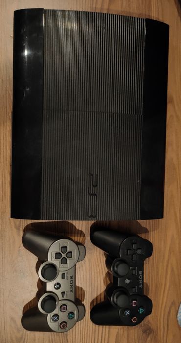 Konsola PS3 superslim 500GB, +pady, +okablowanie, +4 gry