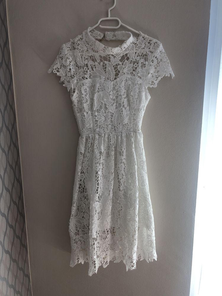 Biała sukienka koronka 34