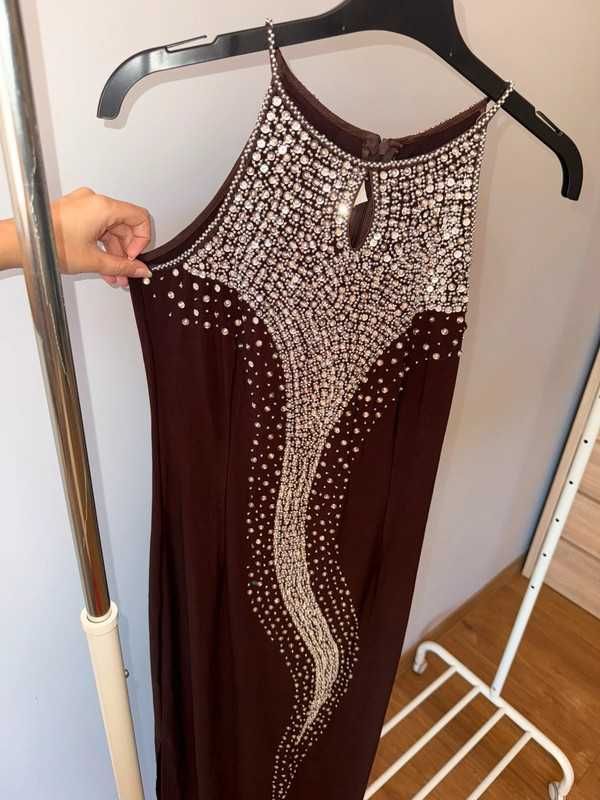 Unikatowa długa sukienka New Fashion – brązowa z cekinami i koralikami