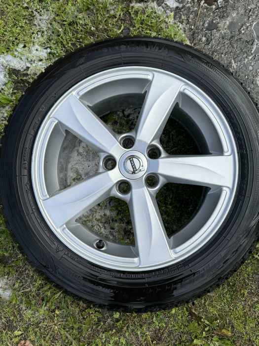 Felgi aluminiowe Volvo v40 z zimowymi oponami Yokohama