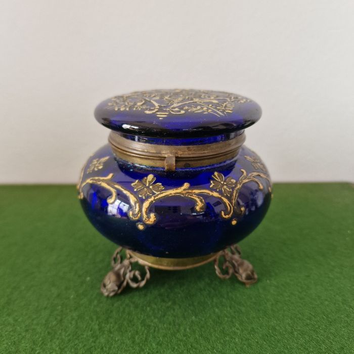 Caixa romântica em vidro com pintura esmaltada