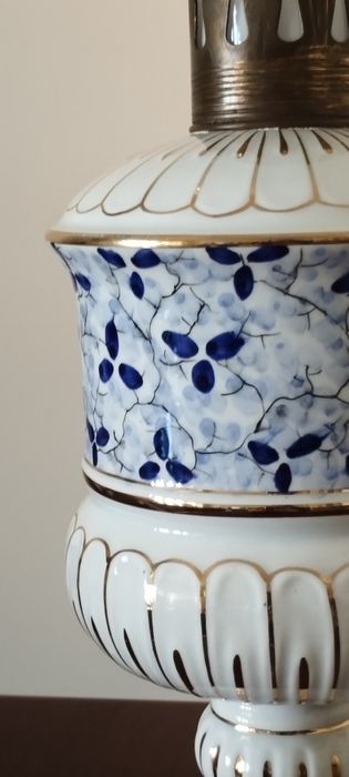 Candeeiro de mesa em porcelana e abajur em vidro