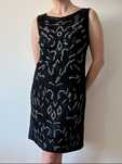 Vestido Elegante de Renda com Bordados Prateados