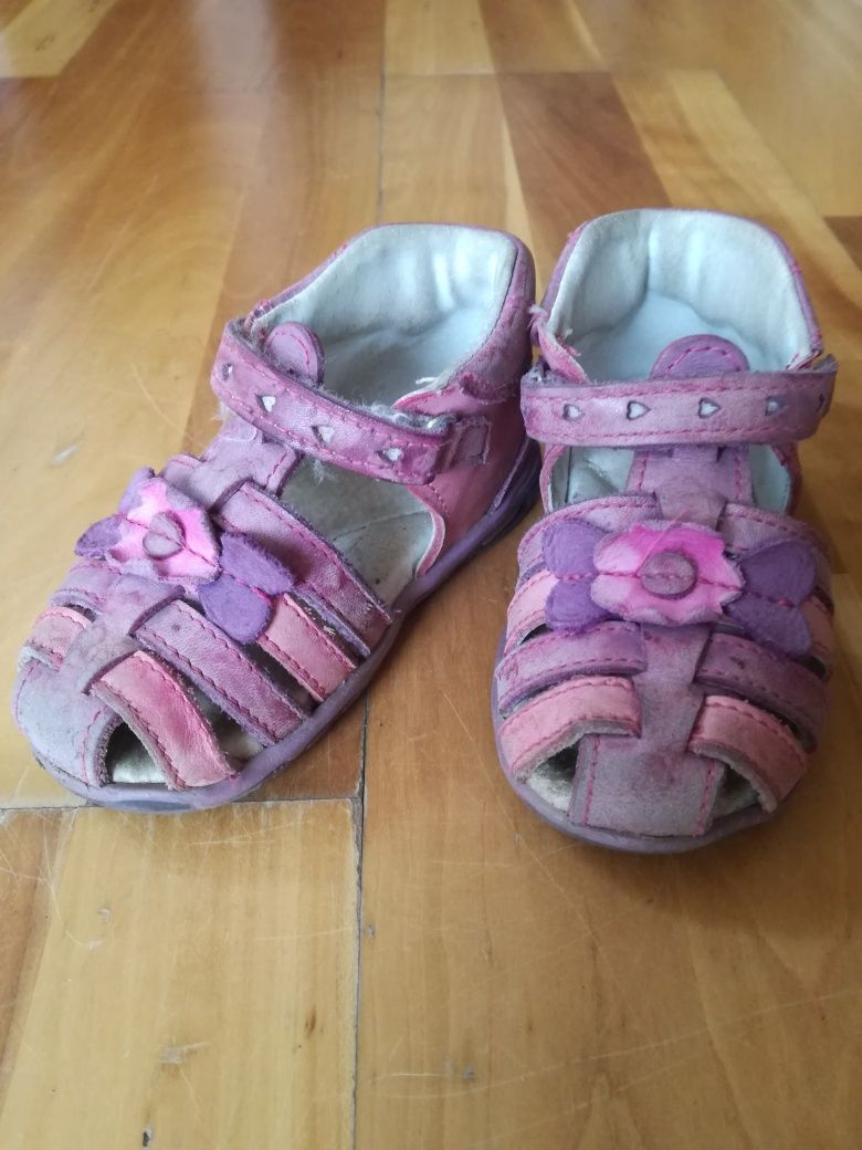 Różowe skórzane buty sandałki r. 22