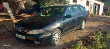 Carro Nissan premiera do ano 2000, não em bom estado.
