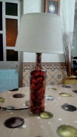 candeeiros feitos de garrafas