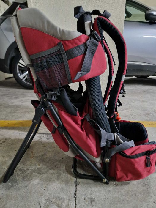 Mochila porta bebê com protetor de sol, e chuva e compartimentos