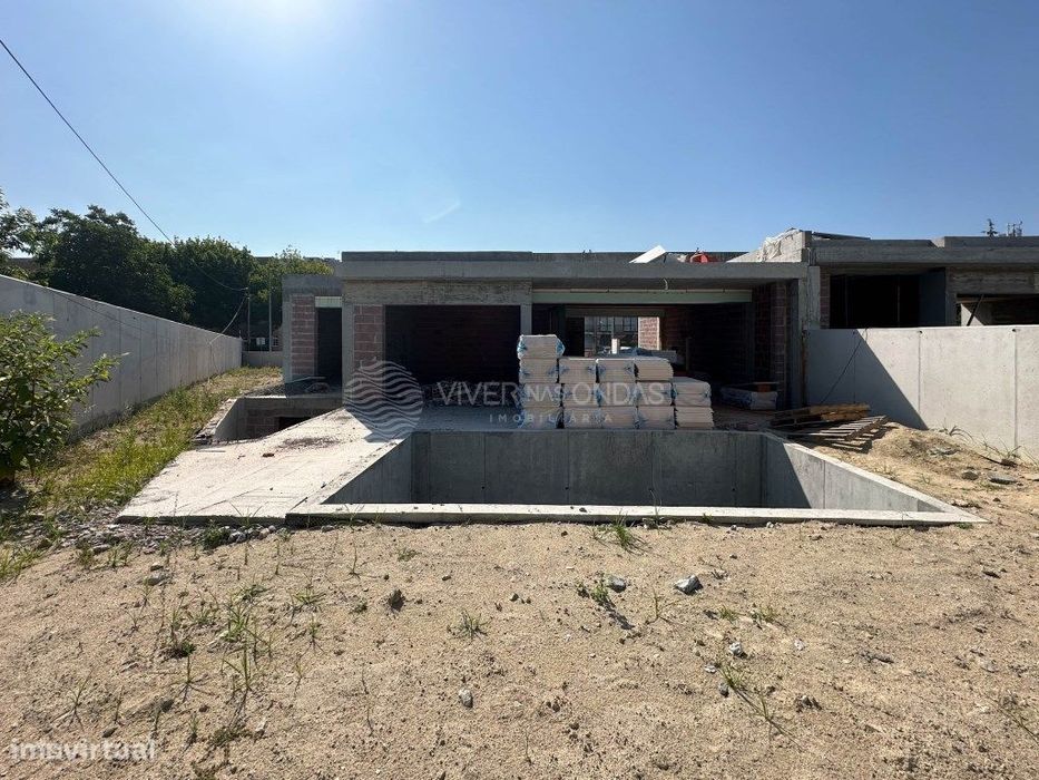 Moradia nova térrea T3+1 com piscina em São Vítor-Braga.