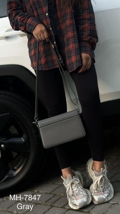 Стильна сумочка в сірому кольорі