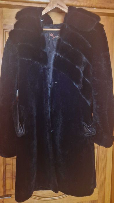 Шубка натуральна мутон, чорна з капюшоном з норкою,  стильно та тепло