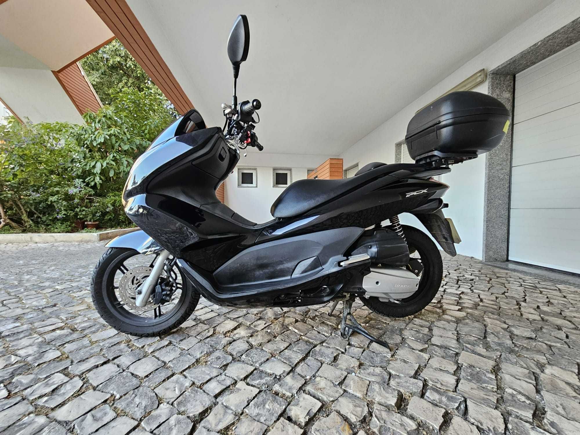 Honda PCX 125 com livro de revisões