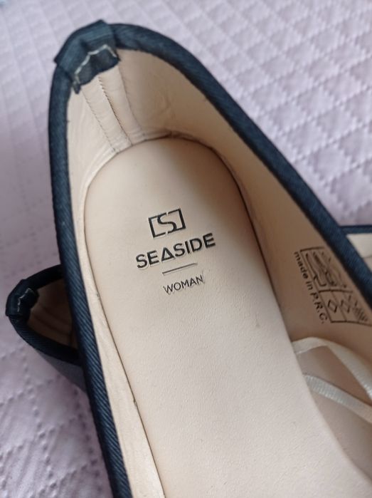 Sapatos pretos novos