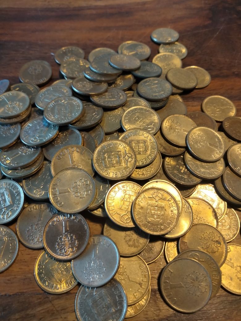 Lote de 176 moedas de 1 escudo. Módulo menor.