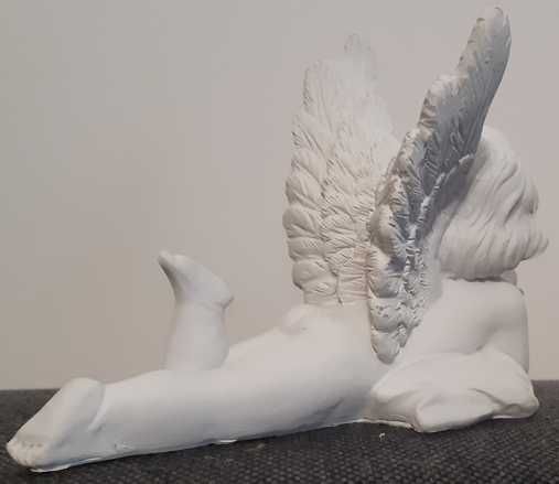 Anioł biały, aniołek leżący z kulą LED na baterie