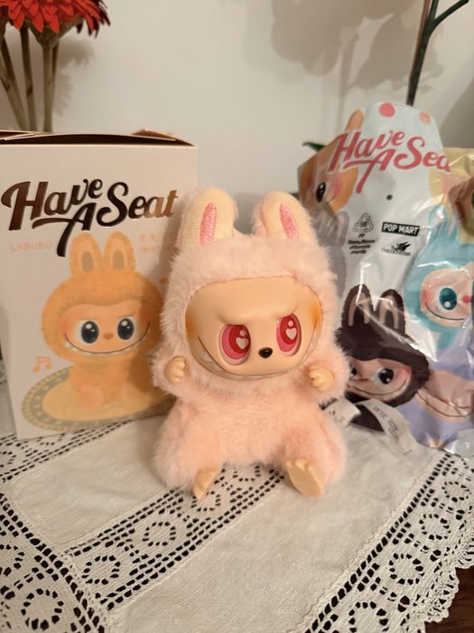 Labubu Have A Seat ,Rosa, totalmente novo .