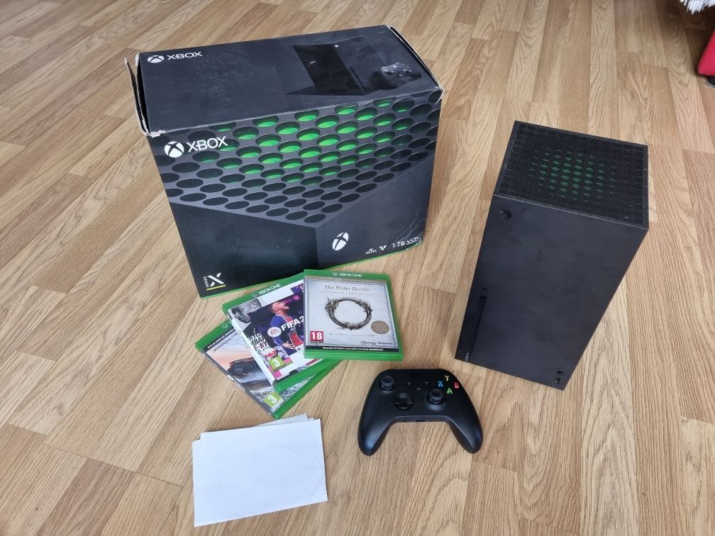 Xbox Series X 1Tb + pad + gry