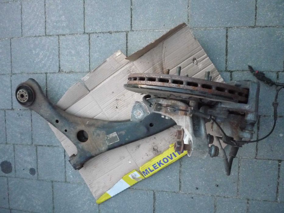 2016 dodge grand caravan voyager LEWY wahacz przod zwrotnica piasta