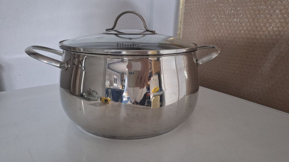 Duży garnek ze stali nierdzewnej