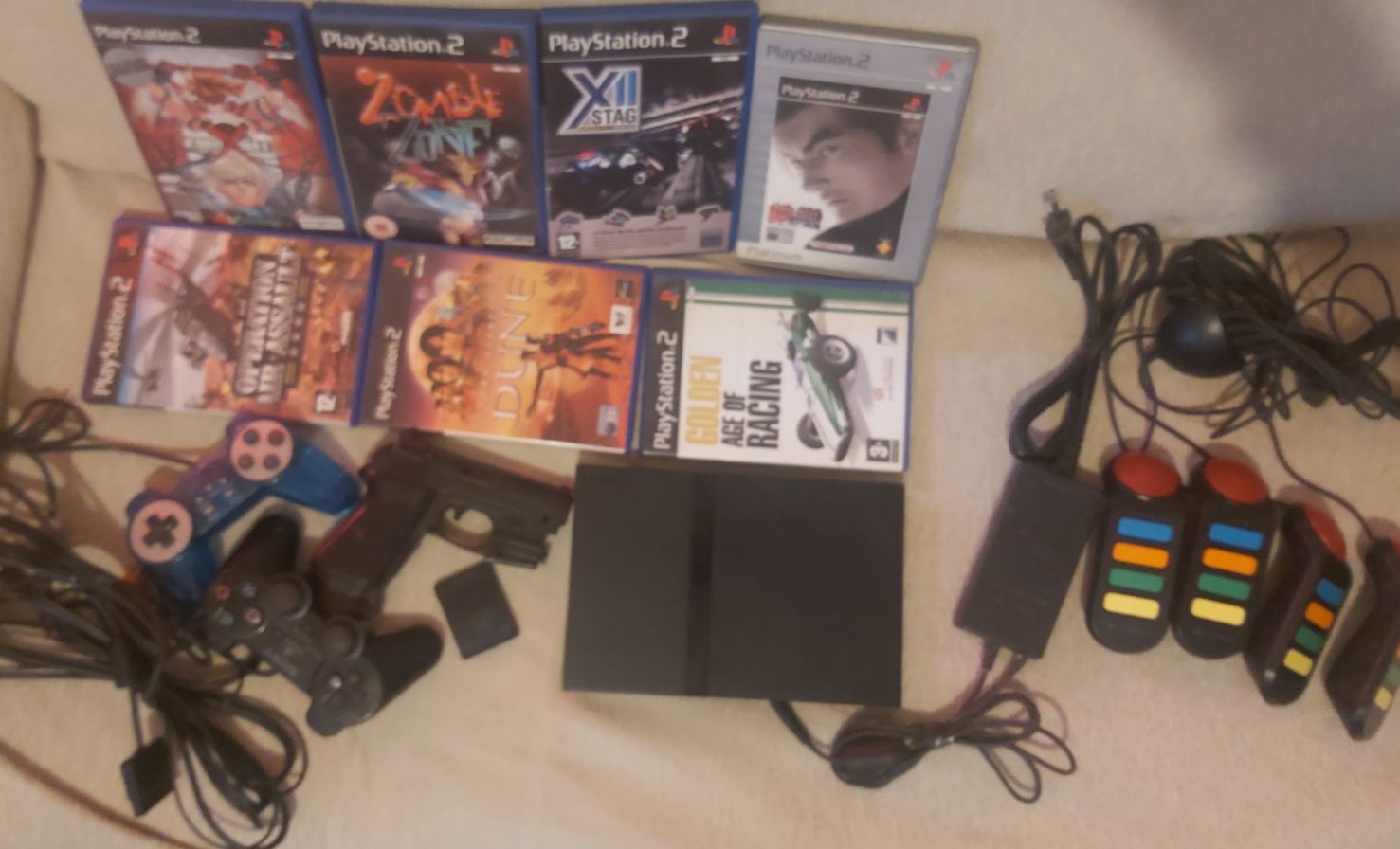 Ps2 com jogos comando cartão de memória pistola e comandos buzz.