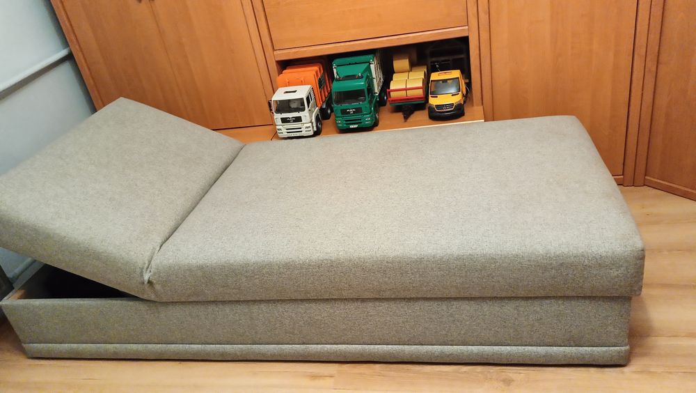 Tapczan jednoosobowy sofa  z pojemnikiem na pościel  podnoszony zagłów