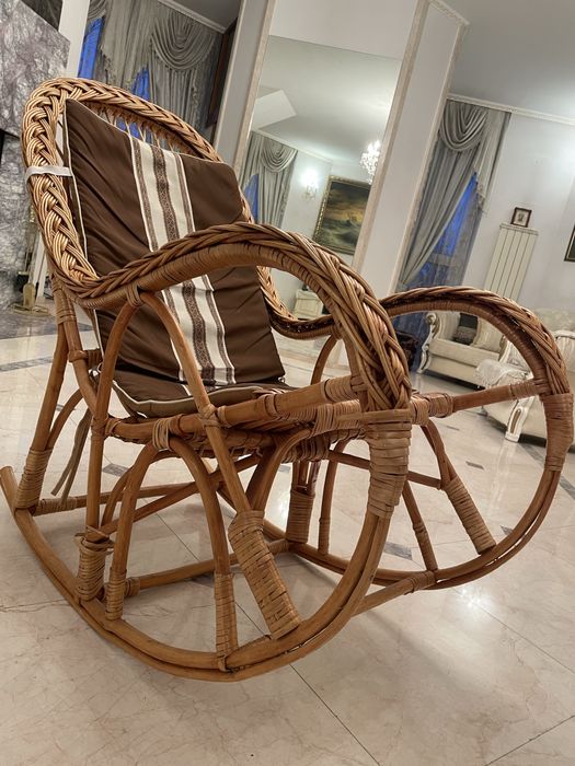 Крісло-гойдалка з натурального матеріалу