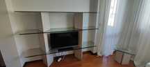 Conjunto de estante e mesa de canto de vidro biselado e marmorite