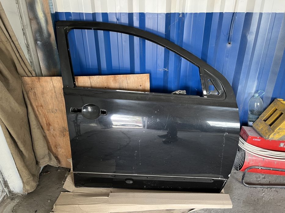 Двері чорні Nissan Qashqai (j10)