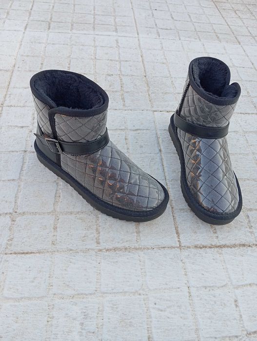 Botas em pêlo cinzentas e pretas