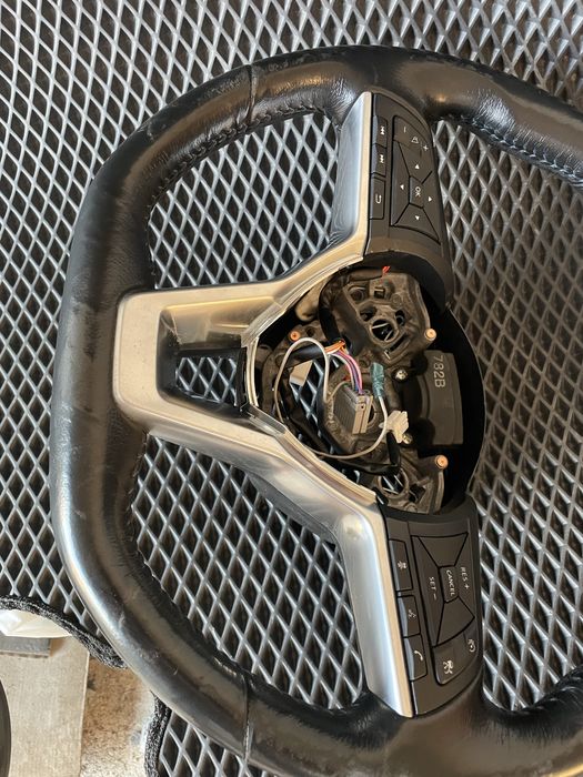 Руль на ліф 2019 рік оригінал всі кнопки працюють