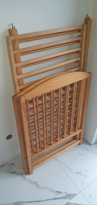 Łóżeczko drewniane sosnowe bardzo solidne rozkręcane materac super