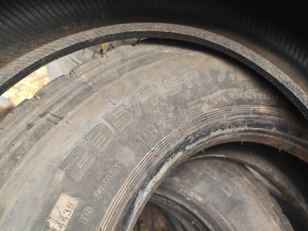 Шины Jinny 235/75 R17.5 в хорошем состоянии