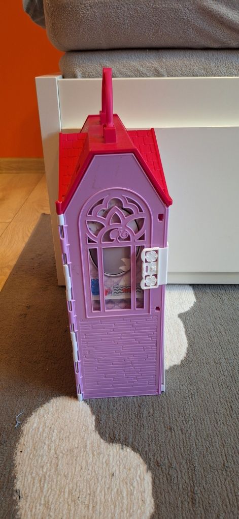 Przenośny domek Barbie.