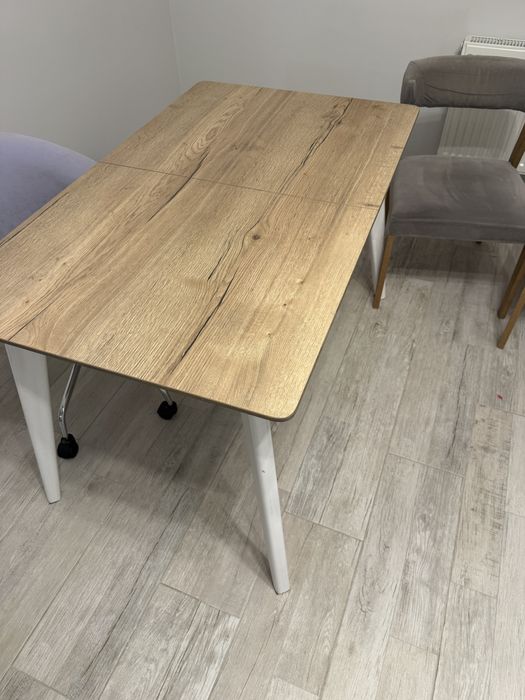 Стіл на кухню та мʼякі стільці