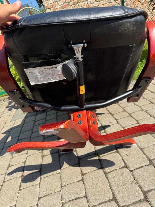 кресло кожаное реклайнер с пуфом или меняю на офисное кресло кожаное