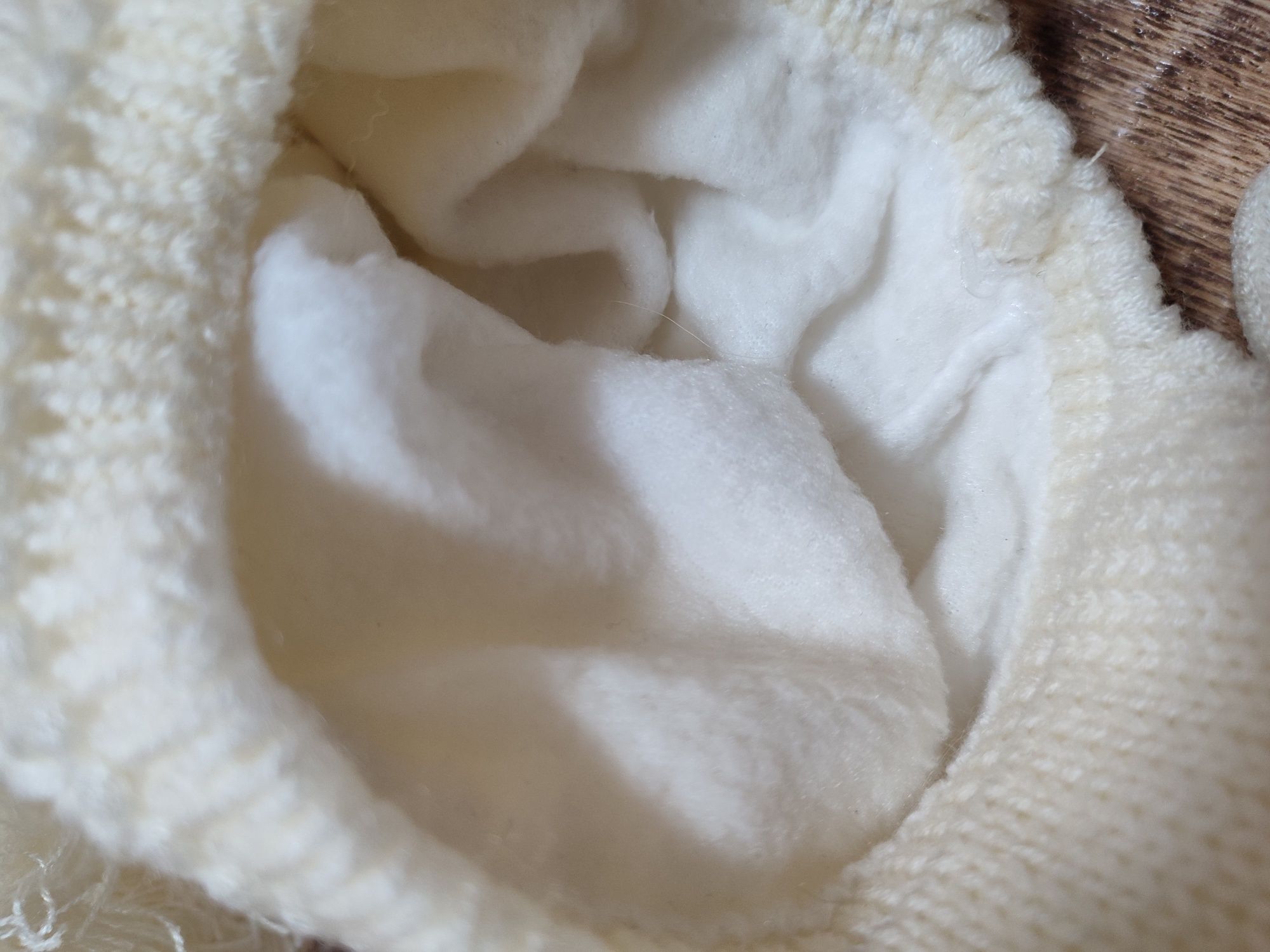 Зимняя шапка молочного цвета