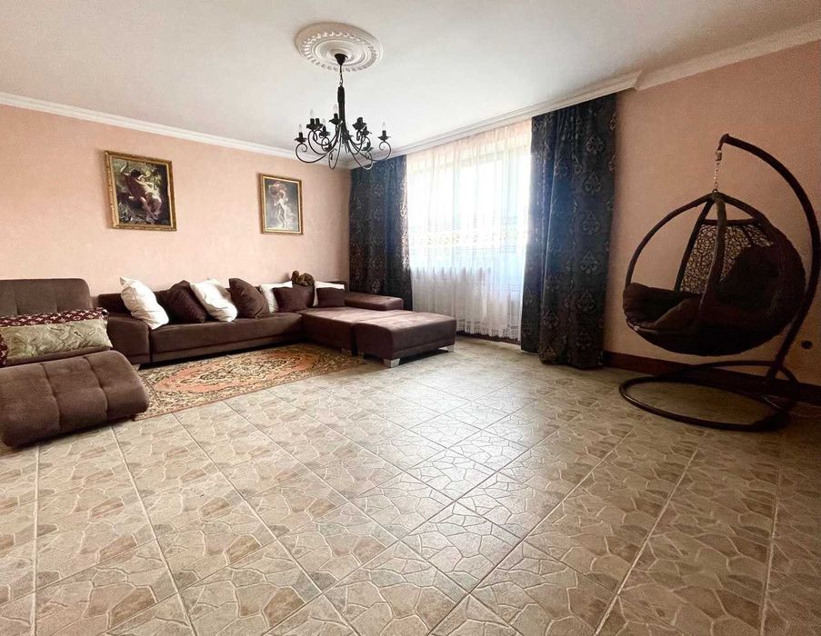 Продаж 2поверхового будинку з гаражем і ділянкою 11соток.