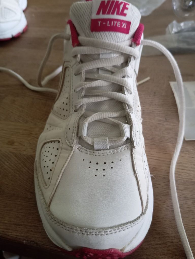 Tênis Nike T-LITE 38,5 H/M (novos)
