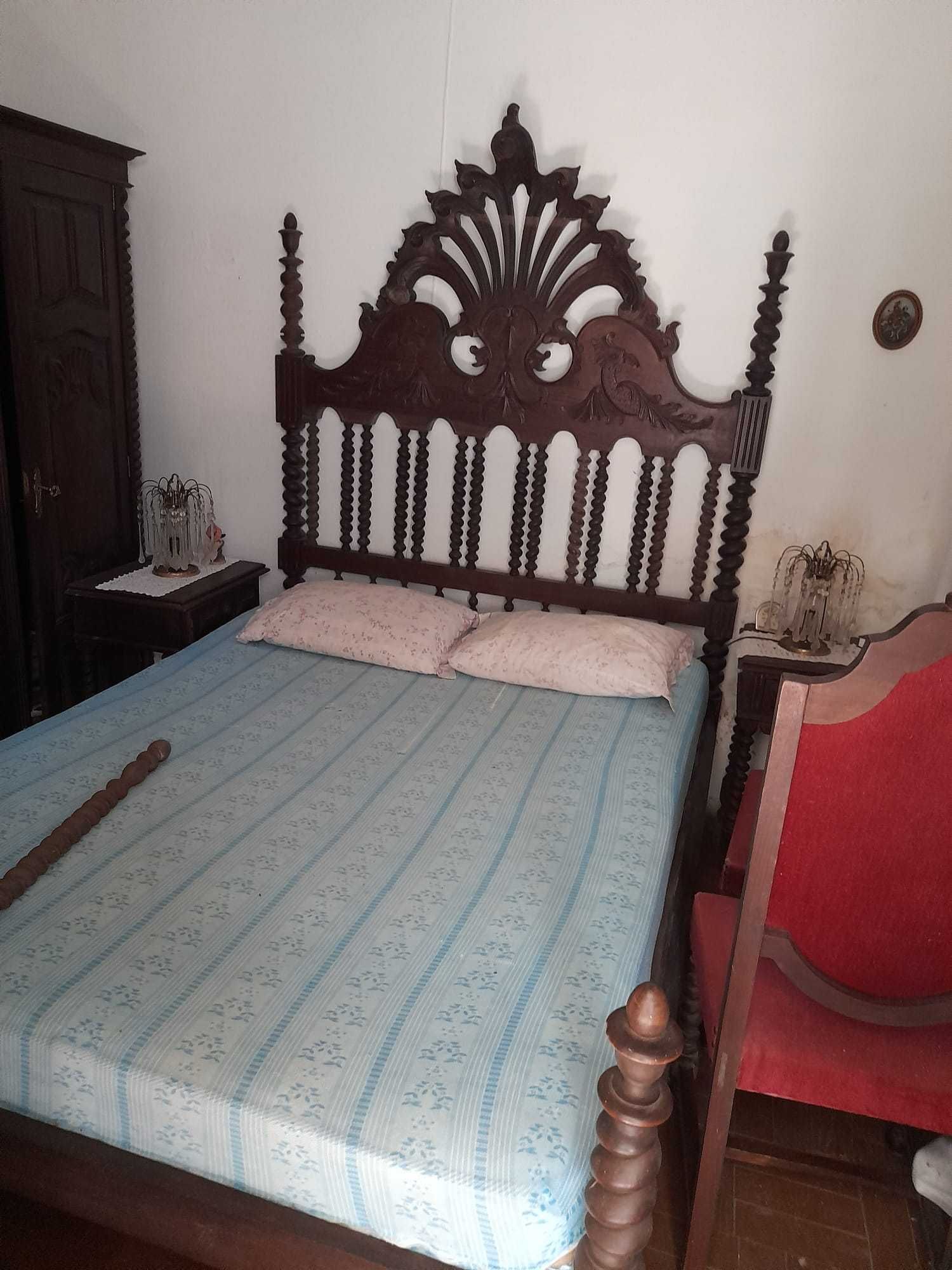 Cama de casal com mesas de cabeceira