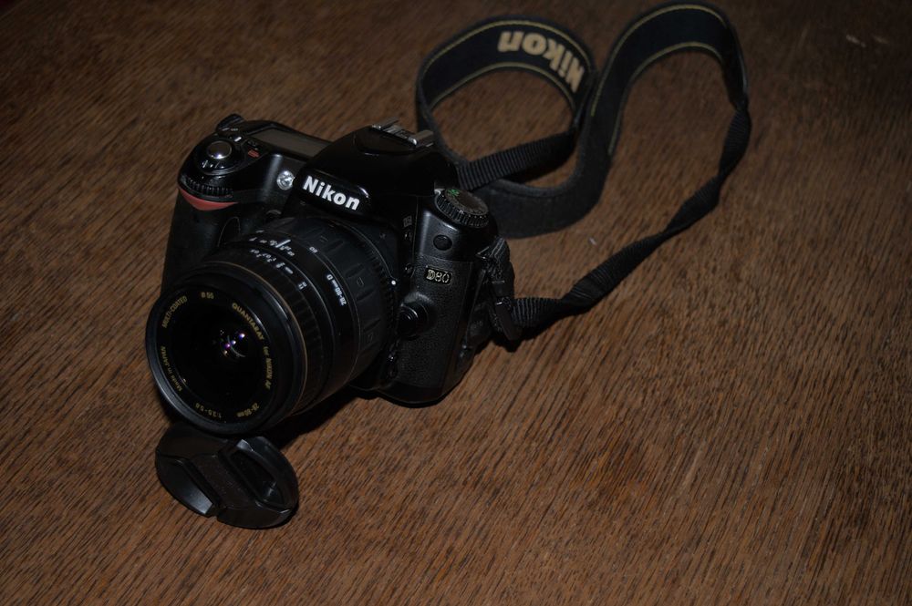 Nikon D80 з об'єктивом QUANTARY